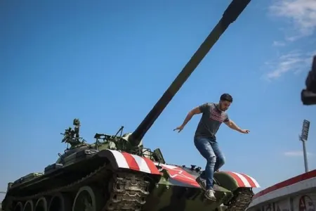 Fanatlar stadionun girişini - TANKLA BAĞLADILAR - FOTOLAR - VİDEO