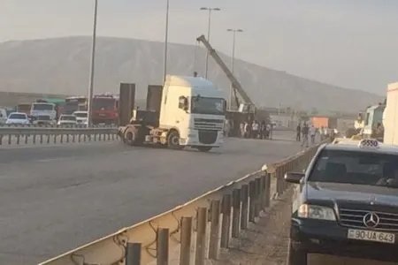 Yük maşını aşdı, Ələt yolu bağlandı - FOTOLAR