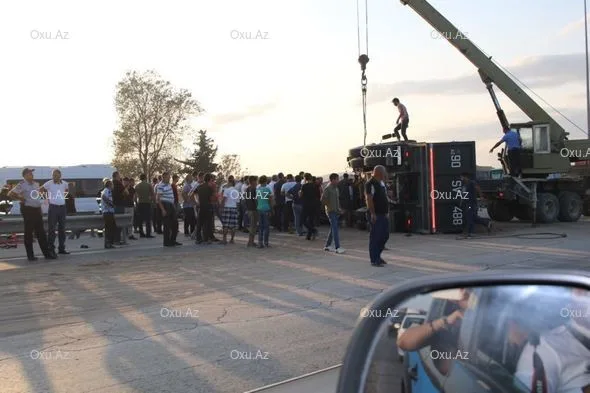 Yük maşını aşdı, Ələt yolu bağlandı - FOTOLAR