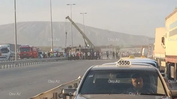 Yük maşını aşdı, Ələt yolu bağlandı - FOTOLAR
