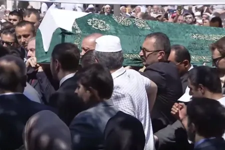 Prezident jurnalistin tabutunu - ÇİYNİNDƏ DAŞIDI - FOTO