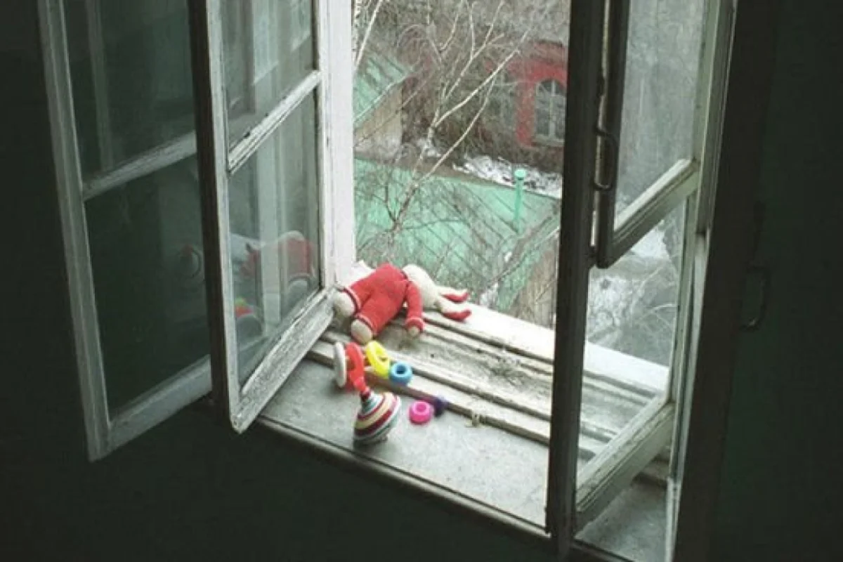 Dəhşətli hadisə! - Bakıda dörd yaşlı uşaq dördüncü mərtəbədən yıxıldı