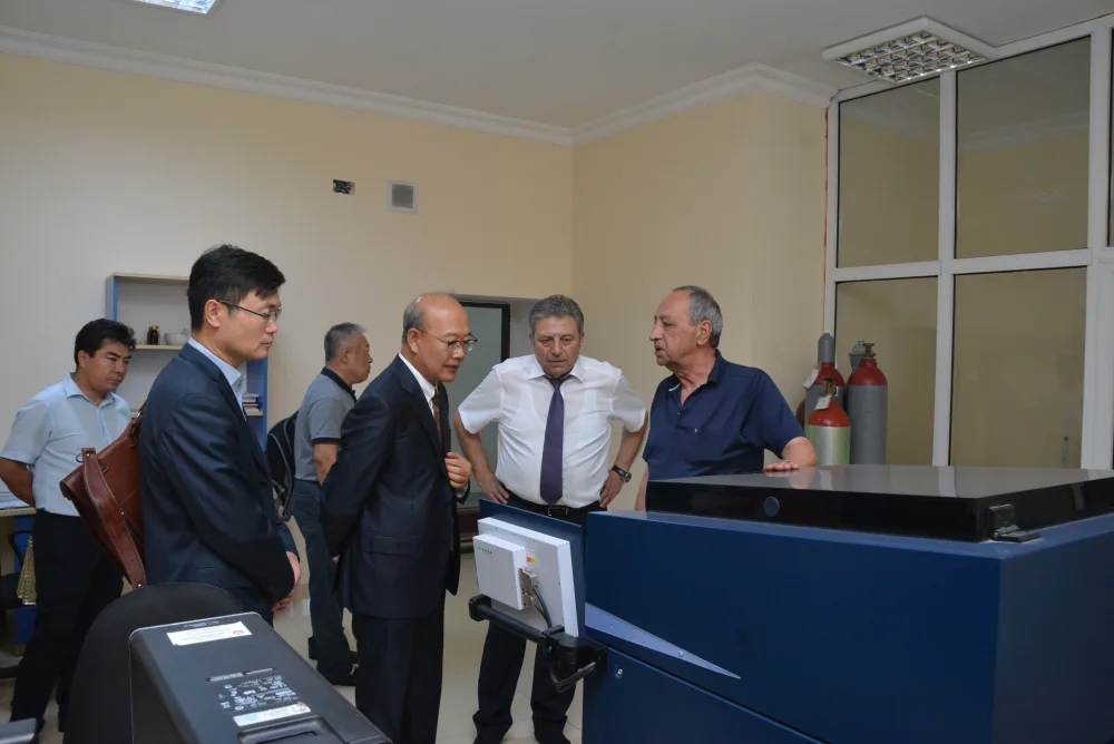 Çinli alimlər Fizika İnstitutunda - FOTOLAR