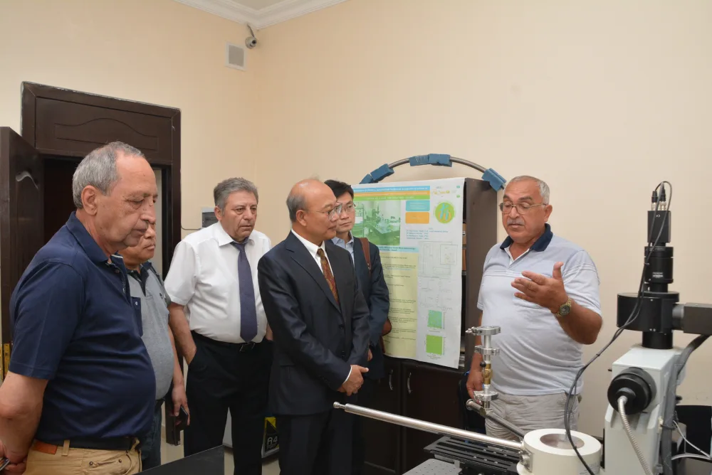 Çinli alimlər Fizika İnstitutunda - FOTOLAR