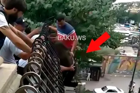 Bakıda özünü körpüdən atmaq istəyən qızı ölümdən xilas etdilər - VİDEO