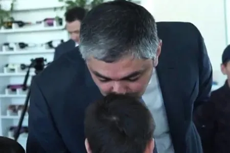 Aprel şəhidinin oğlu ilə nazirin təsirli görüşü