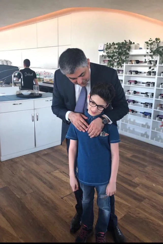 Aprel şəhidinin oğlu ilə nazirin təsirli görüşü