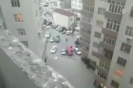 Bakıda binanın fasadını təmir edərkən yıxıldı