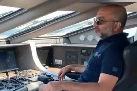Mübariz Mənsimov gəmini özü idarə etdi