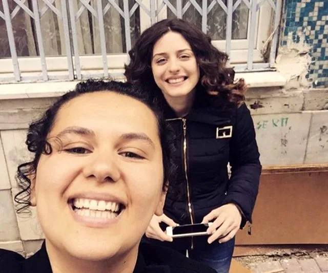 Məşhur serialın aktrisası özünü kişi etdi - SİNƏSİNİ KƏSDİRDİ - FOTO - VİDEO