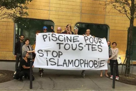 Bir qrup müsəlman qadın Parisdə "hovuz" - AKSIYASI KEÇİRDİ