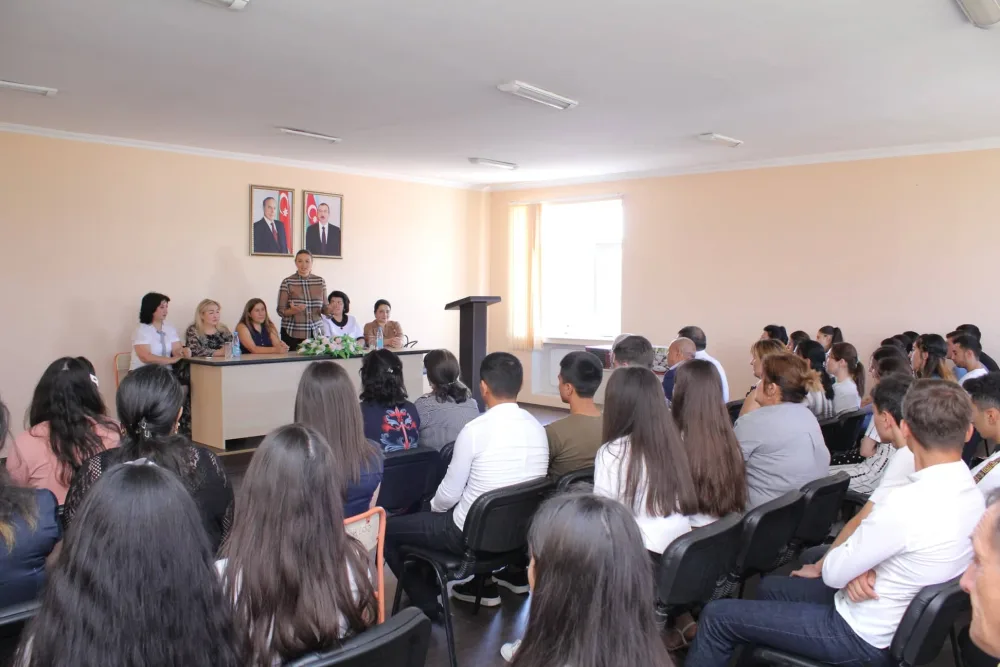 Millət vəkili Qənirə Paşayeva Qovlar şəhərində ali məktəblərə daxil olan - GƏNCLƏRLƏ GÖRÜŞDÜ - FOTOLAR