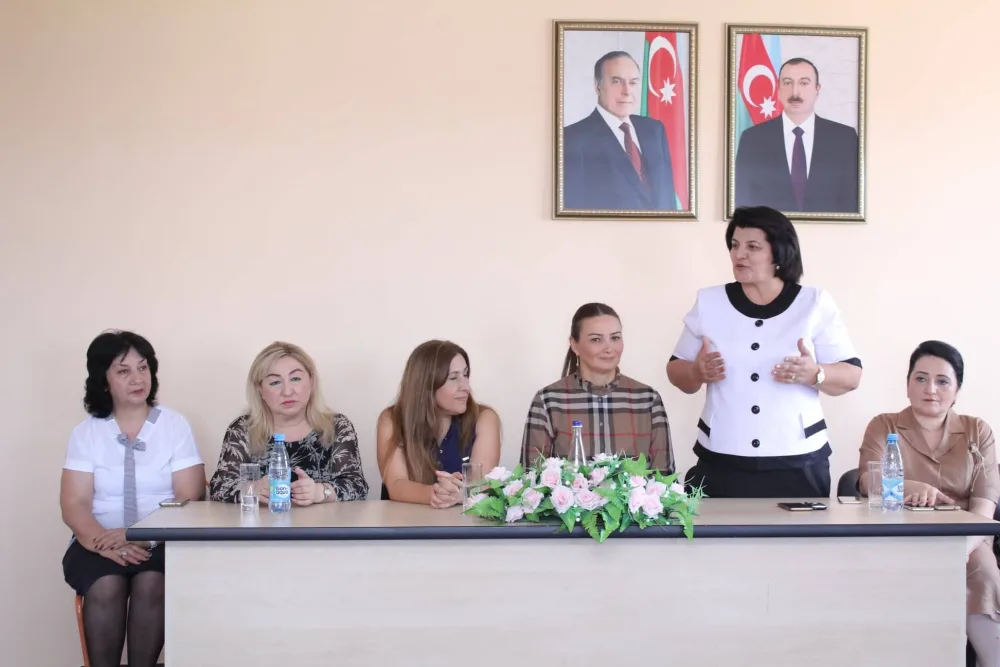 Millət vəkili Qənirə Paşayeva Qovlar şəhərində ali məktəblərə daxil olan - GƏNCLƏRLƏ GÖRÜŞDÜ - FOTOLAR