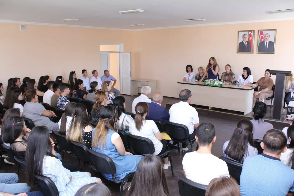 Millət vəkili Qənirə Paşayeva Qovlar şəhərində ali məktəblərə daxil olan - GƏNCLƏRLƏ GÖRÜŞDÜ - FOTOLAR