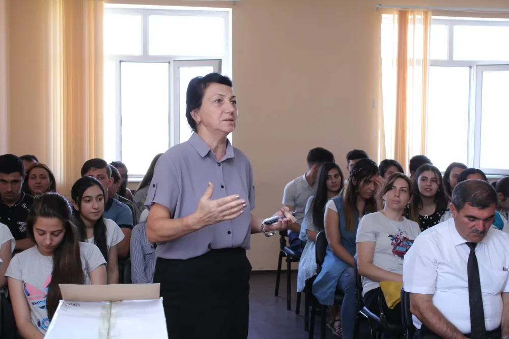 Millət vəkili Qənirə Paşayeva Qovlar şəhərində ali məktəblərə daxil olan - GƏNCLƏRLƏ GÖRÜŞDÜ - FOTOLAR