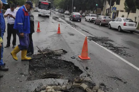 Bakıda kanalizasiya kollektorunda qəza - Hərəkət məhdudlaşdı