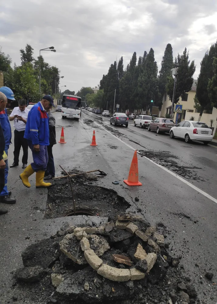 Bakıda kanalizasiya kollektorunda qəza - Hərəkət məhdudlaşdı