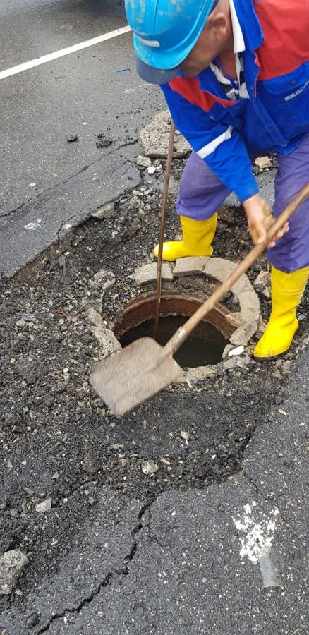 Bakıda kanalizasiya kollektorunda qəza - Hərəkət məhdudlaşdı
