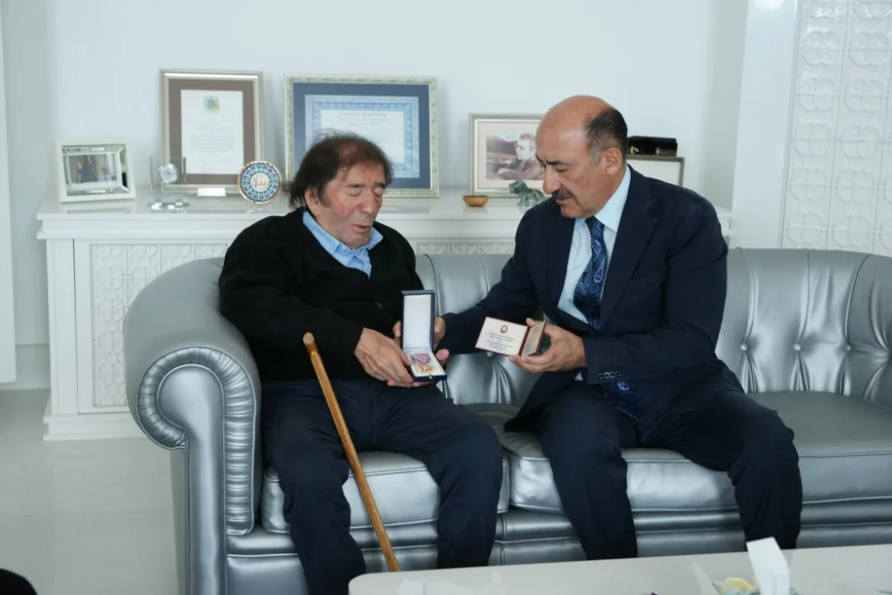 Musa Yaquba “Xalq şairi” fəxri adı - TƏQDİM OLUNDU - FOTO