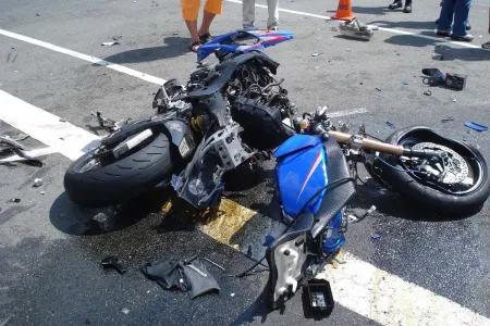 Bakıda motosikletlə avtomobil toqquşub, - xəsarət alan var