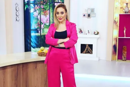 Azərbaycanlı aparıcı hovuzda - ELƏ GÖRÜNTÜLƏNDİ Kİ... - FOTO - VİDEO
