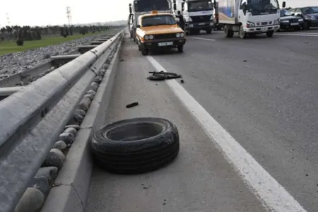Qobustanda yük maşını minik avtomobili ilə toqquşub