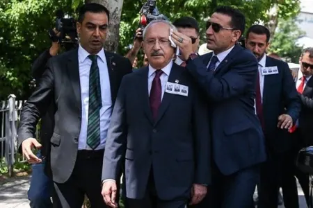 Kılıçdaroğluna yumurta atdılar