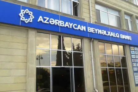 Mühafizəçi Beynəlxalq Bankın qadın əməkdaşını qətlə yetirdi - -boğazını kəsdi