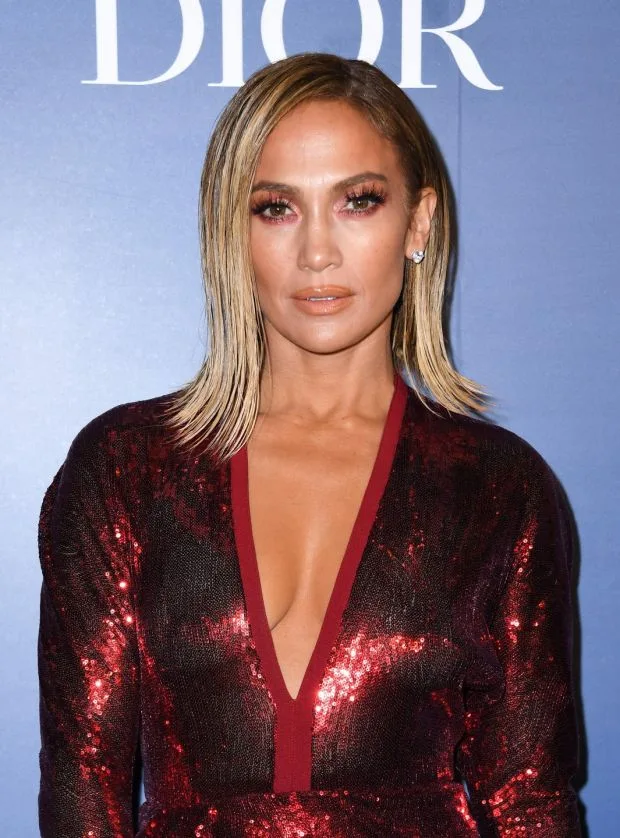 50 yaşlı Cennifer Lopez festivala - ALT PALTARSIZ QATILDI - FOTO - VİDEO