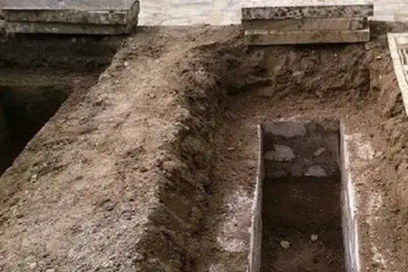 Eks-prezidentin dəfn qalmaqalı - MEYİT ORTADA QALDI - FOTO