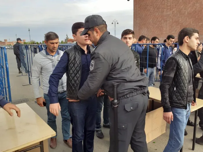 Gəncədə polis məscidə gələnləri - YOXLAYIR - FOTO