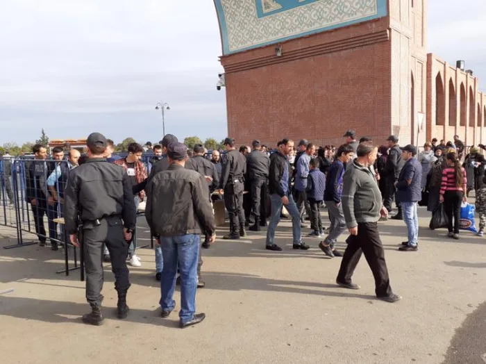 Gəncədə polis məscidə gələnləri - YOXLAYIR - FOTO