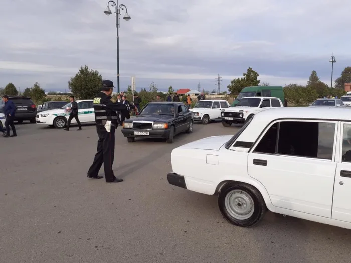 Gəncədə polis məscidə gələnləri - YOXLAYIR - FOTO