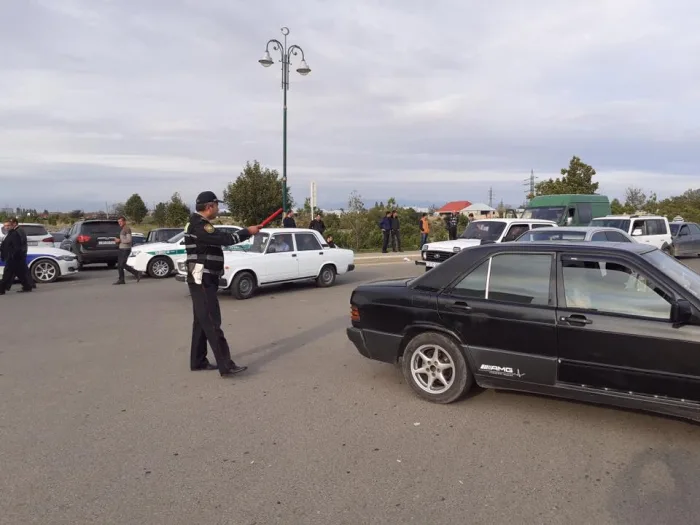 Gəncədə polis məscidə gələnləri - YOXLAYIR - FOTO