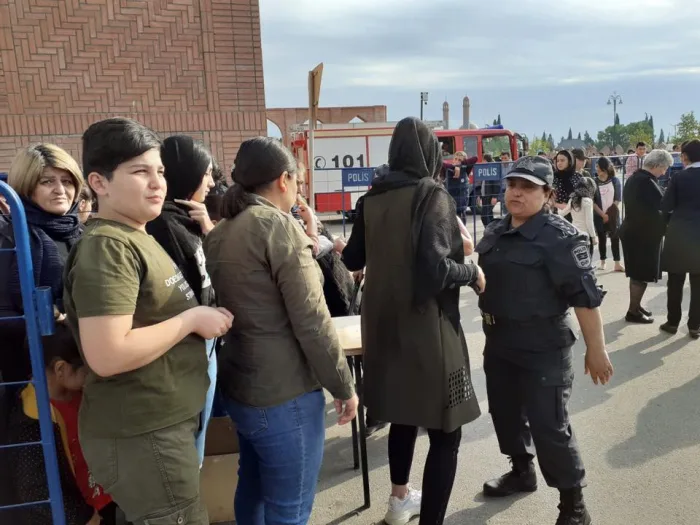 Gəncədə polis məscidə gələnləri - YOXLAYIR - FOTO