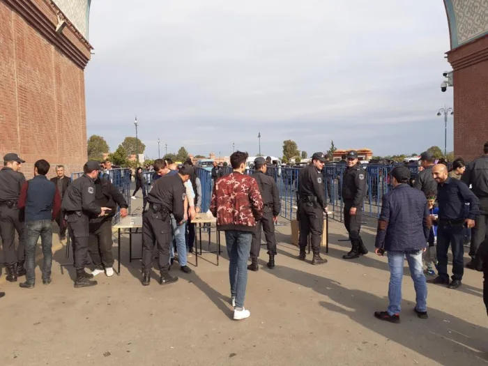 Gəncədə polis məscidə gələnləri - YOXLAYIR - FOTO