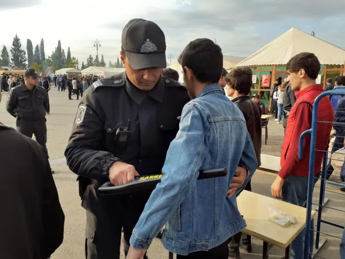 Gəncədə polis məscidə gələnləri - YOXLAYIR - FOTO