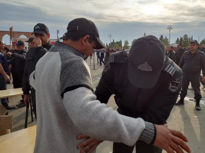 Gəncədə polis məscidə gələnləri - YOXLAYIR - FOTO