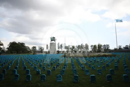 Məktəbli çantalarından məzar daşı düzəltdilər - ŞOK FOTO