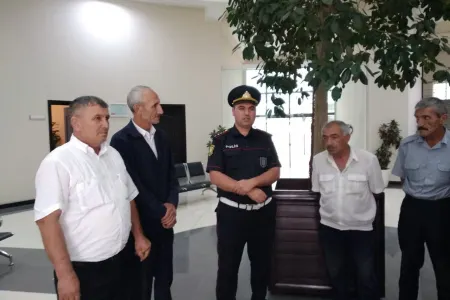 Polis sərnişin daşıyan sürücülərlə - GÖRÜŞ KEÇİRDİ