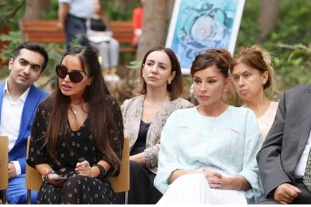 Mehriban Əliyeva və Leyla Əliyeva poeziya axşamında iştirak edib - FOTOLAR