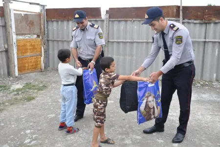 Polis aztəminatlı ailələrin uşaqlarını belə - SEVİNDİRDİ - FOTO
