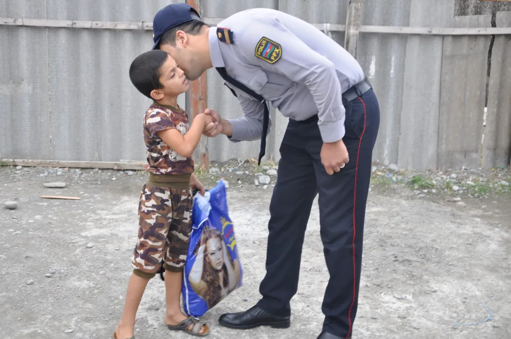 Polis aztəminatlı ailələrin uşaqlarını belə - SEVİNDİRDİ - FOTO