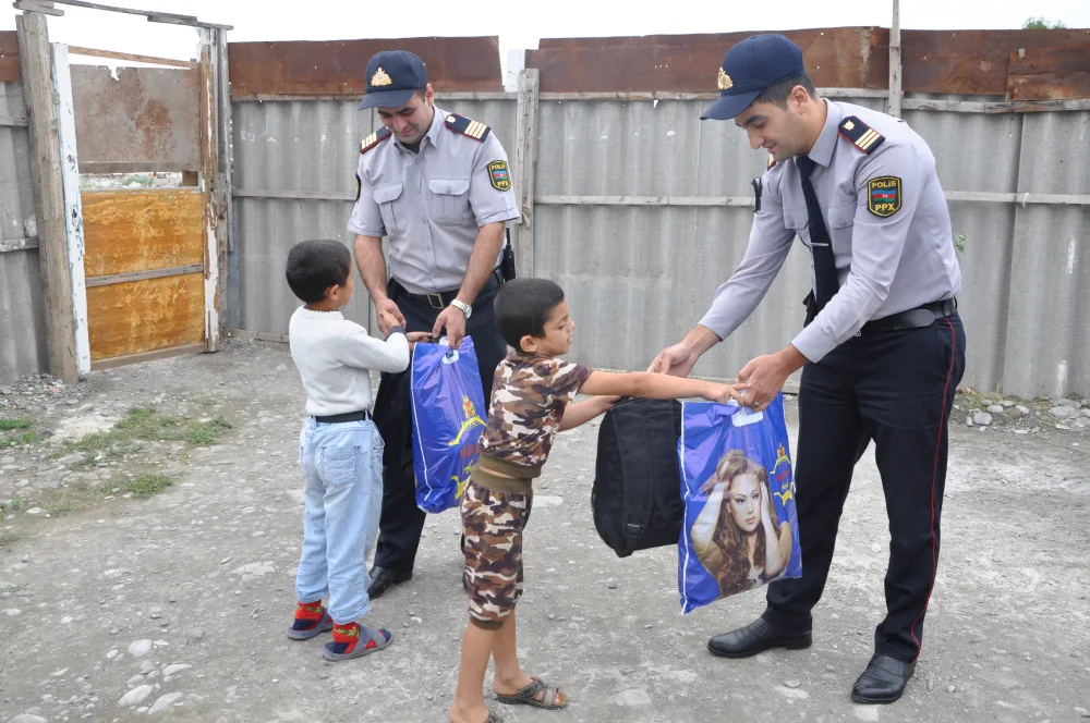 Polis aztəminatlı ailələrin uşaqlarını belə - SEVİNDİRDİ - FOTO