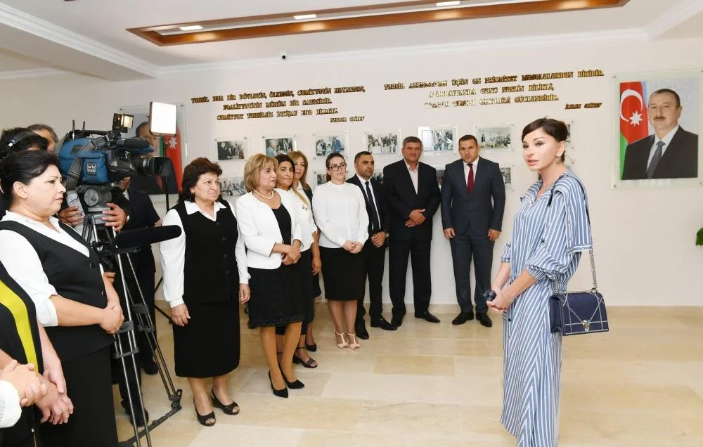 Mehriban Əliyeva 113 nömrəli məktəbdə - FOTOLAR