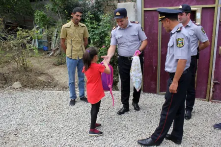 Siyəzəndə polis aztəminatlı ailələrə - YARDIM EDİB