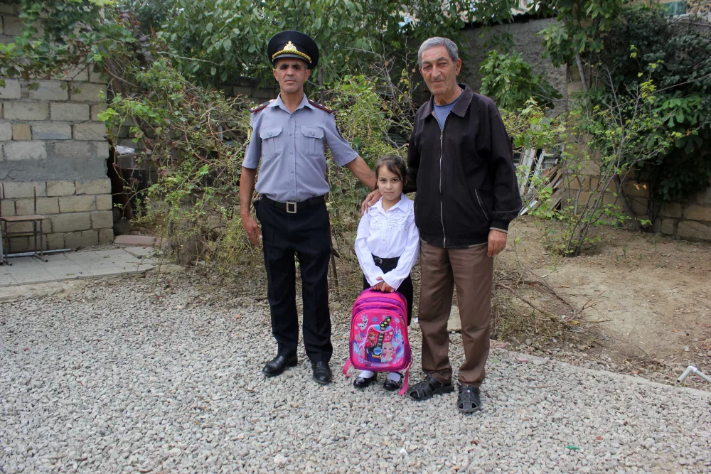 Siyəzəndə polis aztəminatlı ailələrə - YARDIM EDİB