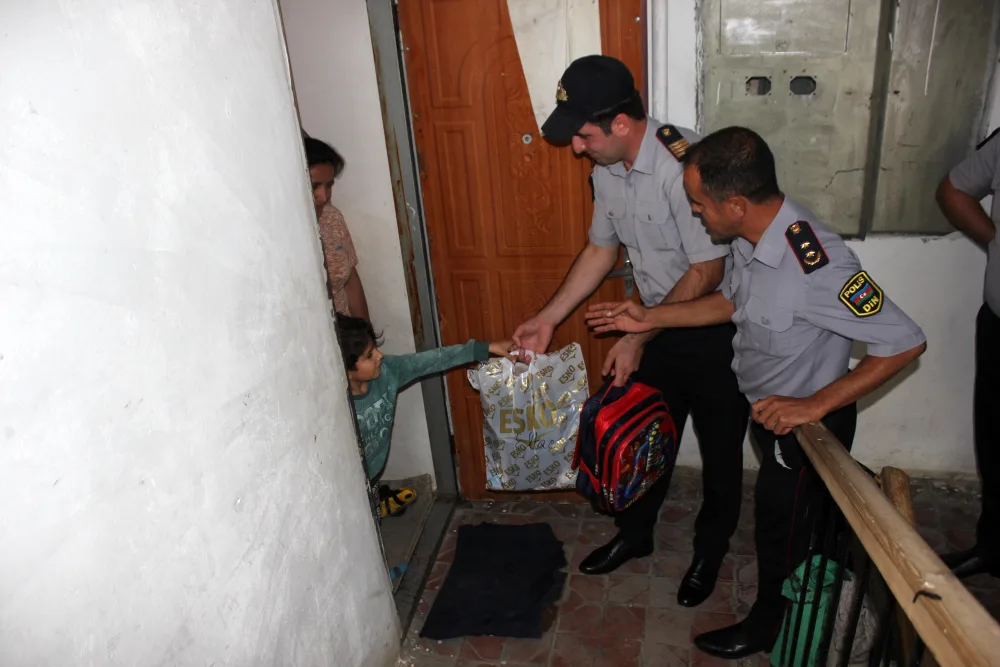 Siyəzəndə polis aztəminatlı ailələrə - YARDIM EDİB