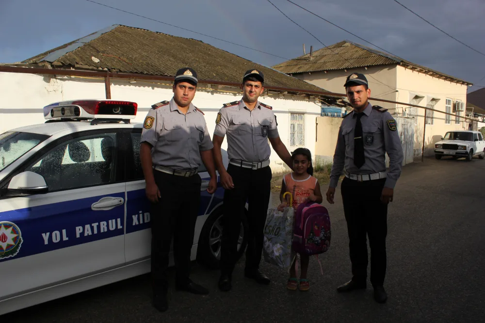 Siyəzəndə polis aztəminatlı ailələrə - YARDIM EDİB
