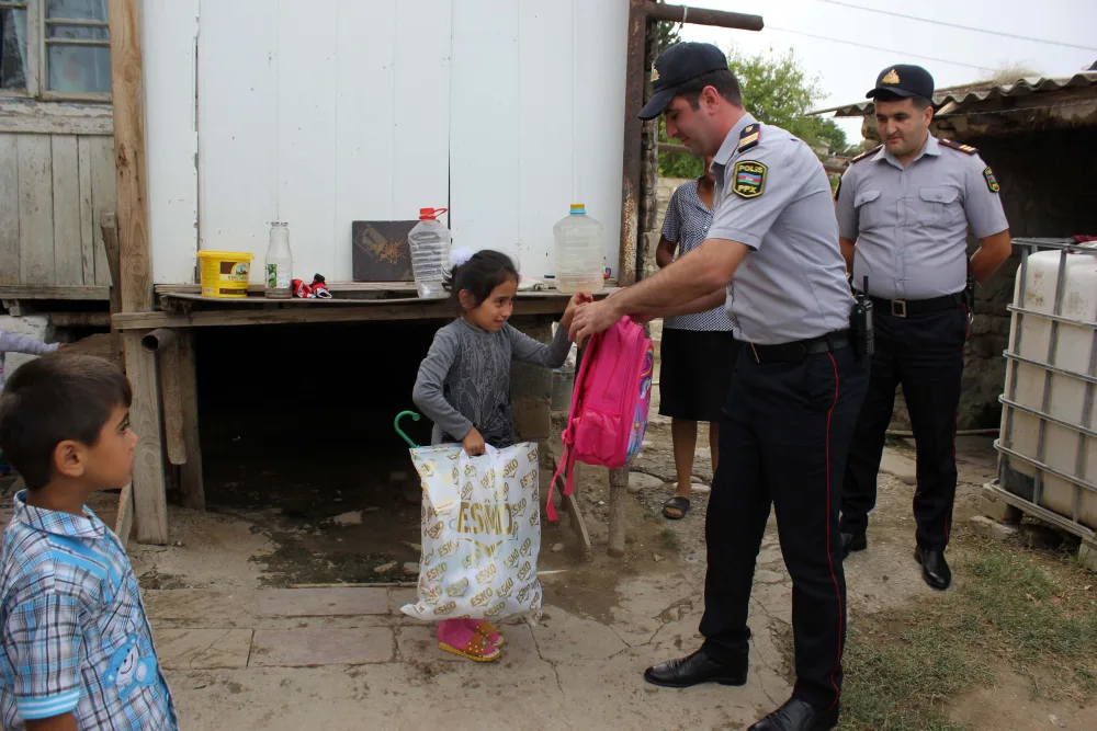 Siyəzəndə polis aztəminatlı ailələrə - YARDIM EDİB